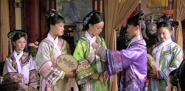 小动作|《甄嬛传》被忽略的细节，宝鹃和皇后的小动作谁注意到了？