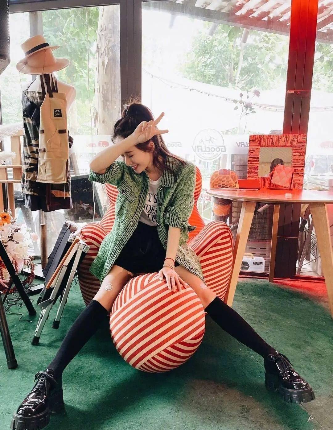 短裙 阔太李念真会打扮，扎半马尾穿短裤好显嫩，配小腿袜女团腿抢镜