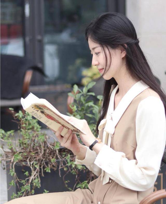 黑色 这才是秋天应有的穿搭，简单优雅有气质，照着穿就行