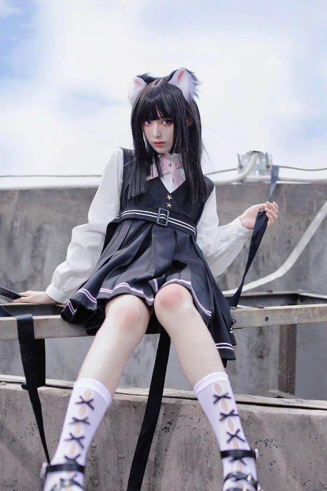 细节 有一种搭配叫“制服+破洞袜”，JK都爱穿，显瘦还洋气