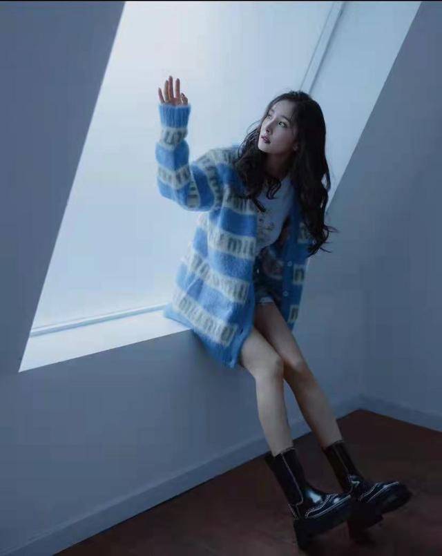 曲线美 别再穿百褶裙了,今年火了杨幂穿的牛仔短裤,简单优雅还“撩人”