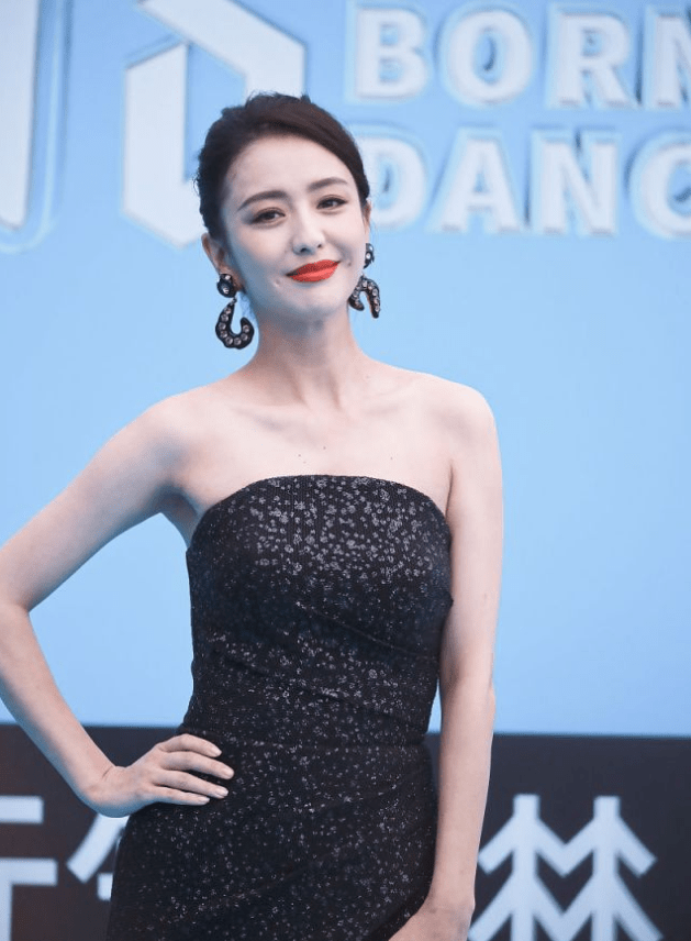 黑色 佟丽娅金晨同穿黑裙气质大不同,一个御姐一个公主,各有各的美