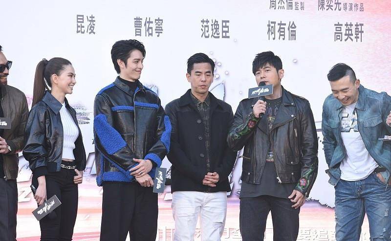 服装 昆凌太有辨识度了，和周杰伦穿情侣装，气场不输天王老公