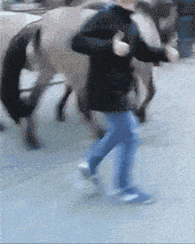 搞笑GIF：真有點不敢相信 現在的衣服都這樣穿嗎？ 搞笑整蠱 第6张