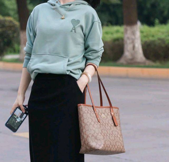 卫衣 想要美出圈，就要学会穿衣搭配，邂逅一场秋末浪漫