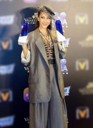 显得 李玟不愧是冻龄界的代表，留着短发显干练帅气，哪像快50岁的人了