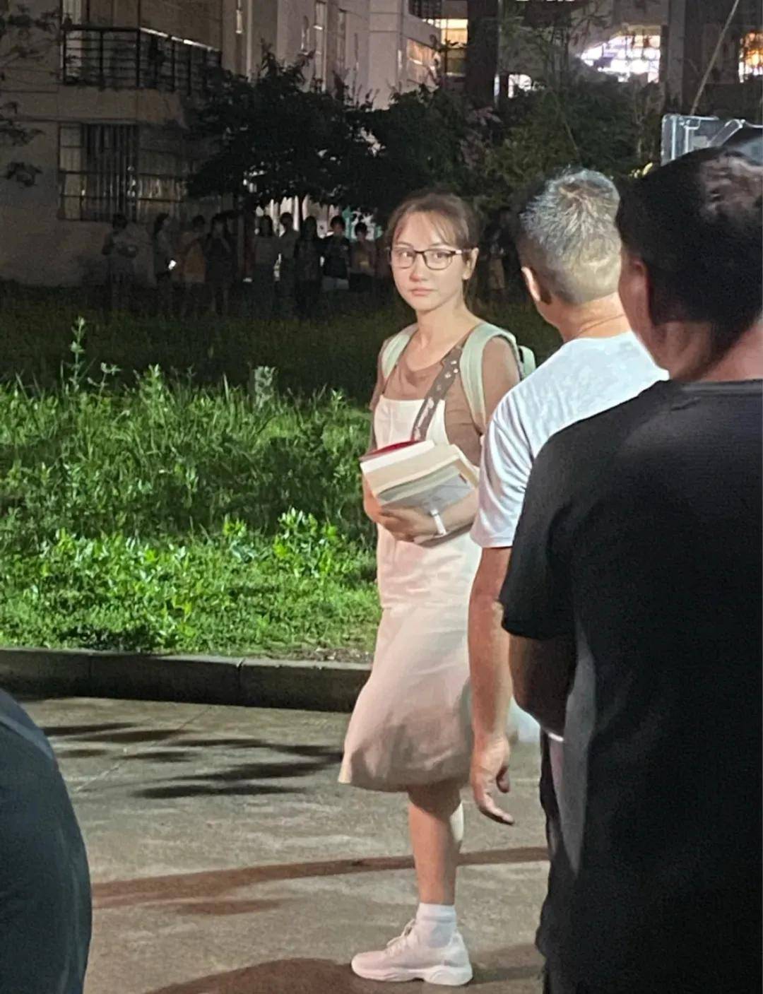 迪丽热巴路人镜头下的女明星：刘诗诗唐嫣法令纹明显，迪丽热巴童瑶身材好