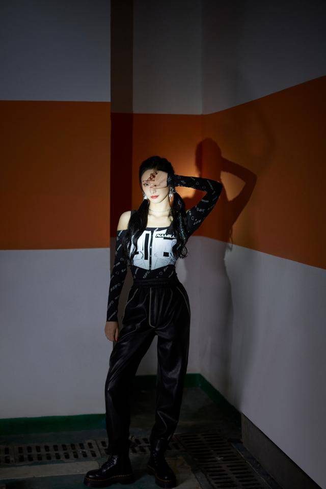 黑色 又被周洁琼“帅”到了，露肩上衣搭黑色长裤张扬酷炫，简直A爆了