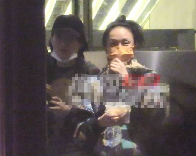 显得 没修图没打光的周迅，脸发福有双下巴腋下赘肉泛滥，是中年大婶！