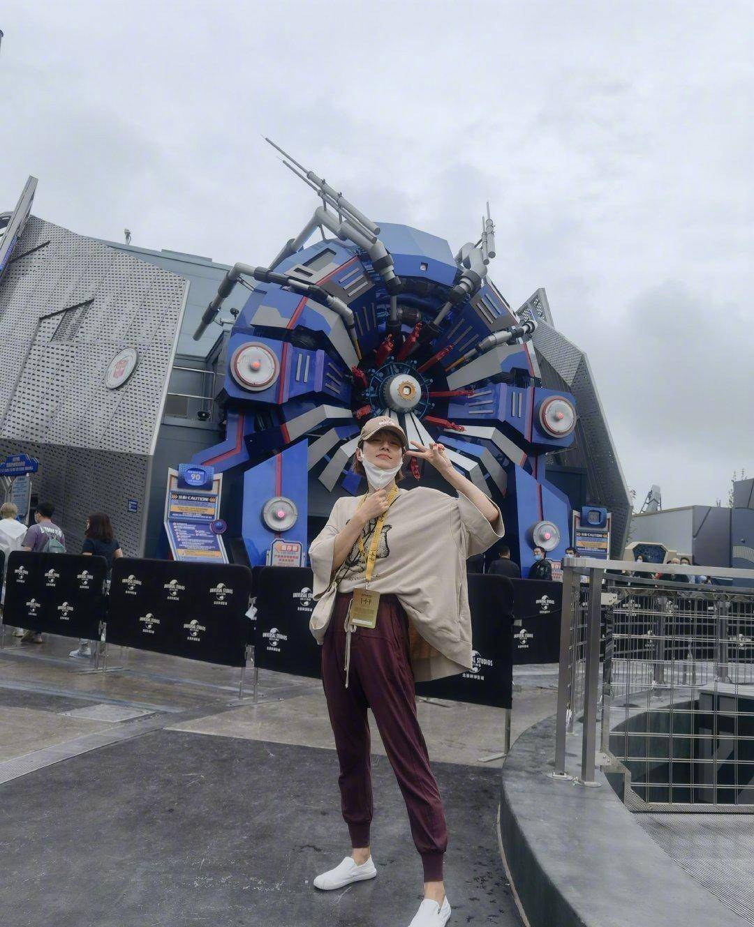 马伊琍 马伊琍环球影城plog来袭，穿着随性但挺时髦，T恤肥大也能驾驭