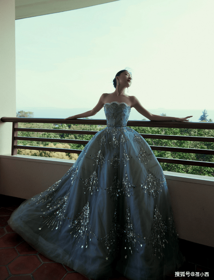 纸片人 周冬雨瘦成“纸片人”，穿挂脖连衣裙看着只有80斤，气质却很惊艳