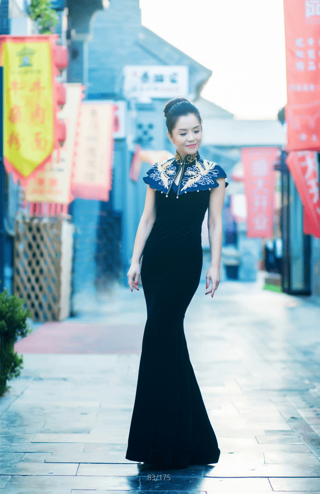 那件 金扣子--穿旗袍的女人，是不是身材都很好呢?