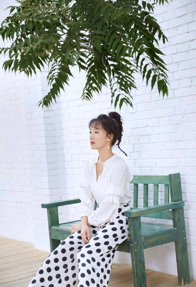 黑色 李念带“火”了波点阔腿裤,配白衬衫清爽干净,俏皮可爱又洋气