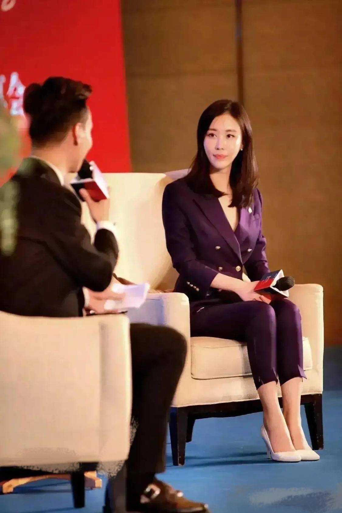 女儿王石娇妻带女儿现身，化浓妆掩饰衰老，偶遇的真人素颜上了年纪！