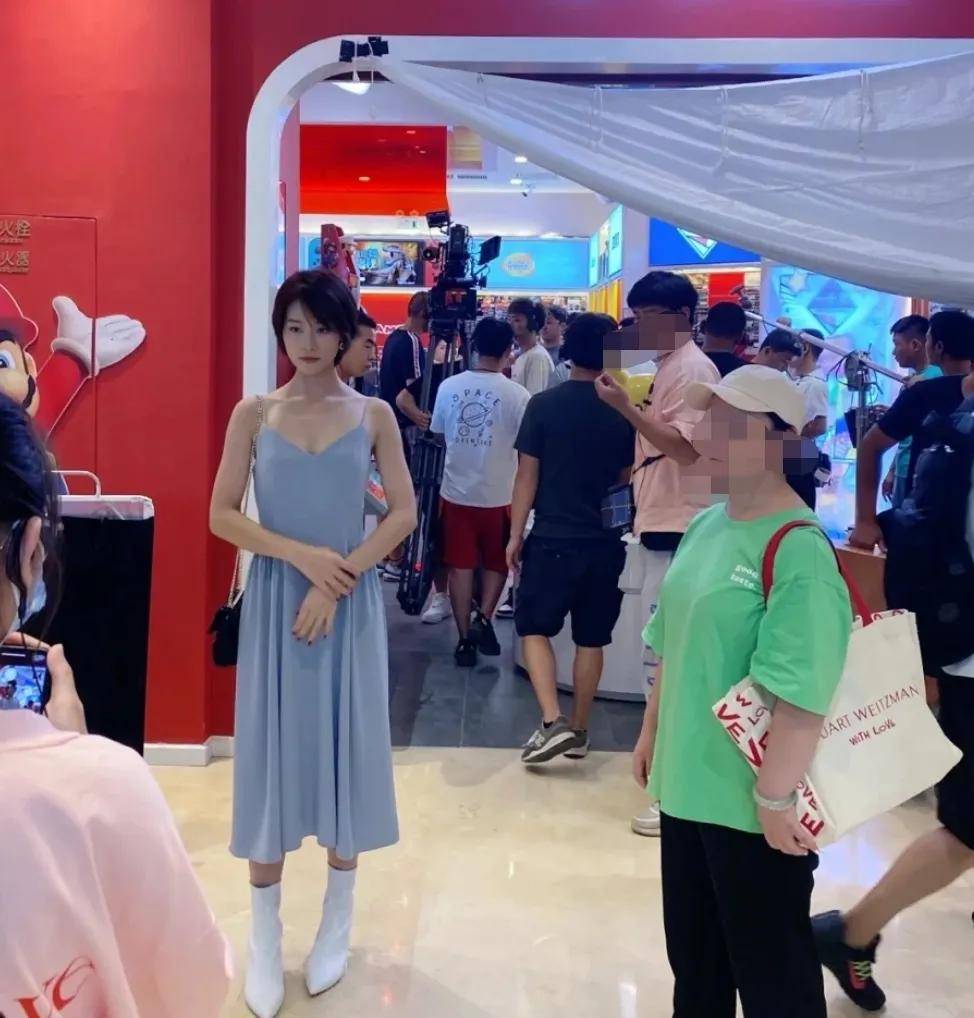 迪丽热巴路人镜头下的女明星：刘诗诗唐嫣法令纹明显，迪丽热巴童瑶身材好
