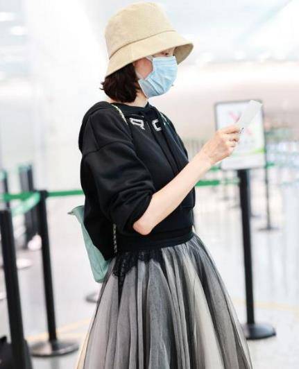 身材 43岁程莉莎穿灰色蓬蓬裙亮相，依旧少女感满满，减龄效果太好了