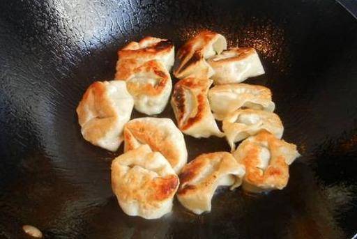 成小|馄饨别煮着吃,教你做成小生煎,好看又好吃,孩子每次一盘不够!