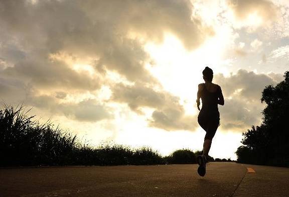 人体|夜跑和晨跑到底哪个更减肥?可能很多人不了解,不要再跑错了!