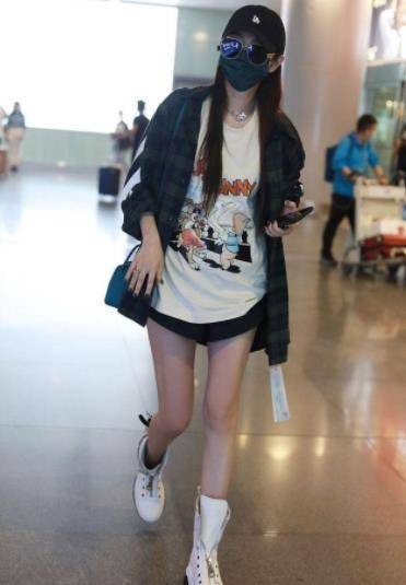 下半身 安以轩机场大秀身材，穿衬衫配超短裤又飒又性感，不像生俩娃的人