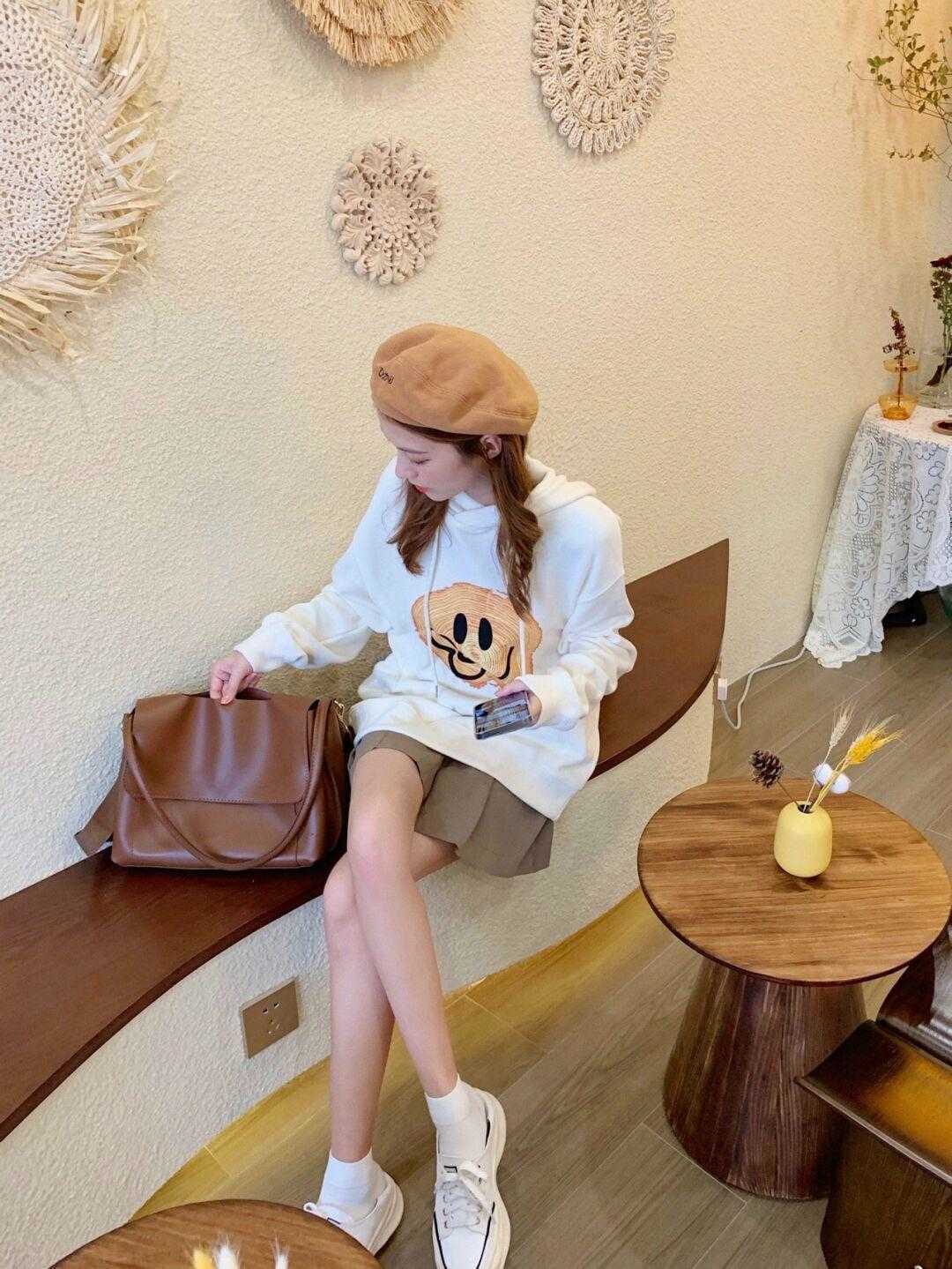 袜子 卫衣别总搭配牛仔裤，今年流行这几种穿搭方式，时髦高级不挑人