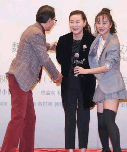 丝绸 48岁王思懿穿全身黑亮相，气质优雅温柔，即使胖了也很绝美