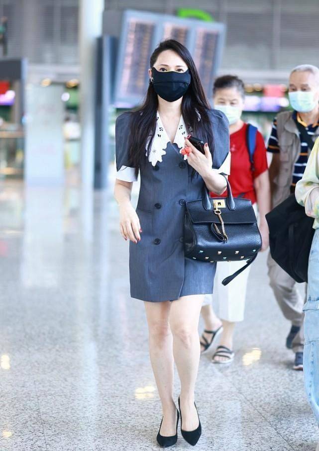 材质 伊能静穿西装也要扮嫩，下衣失踪不算啥，拼接娃娃领看着好清新