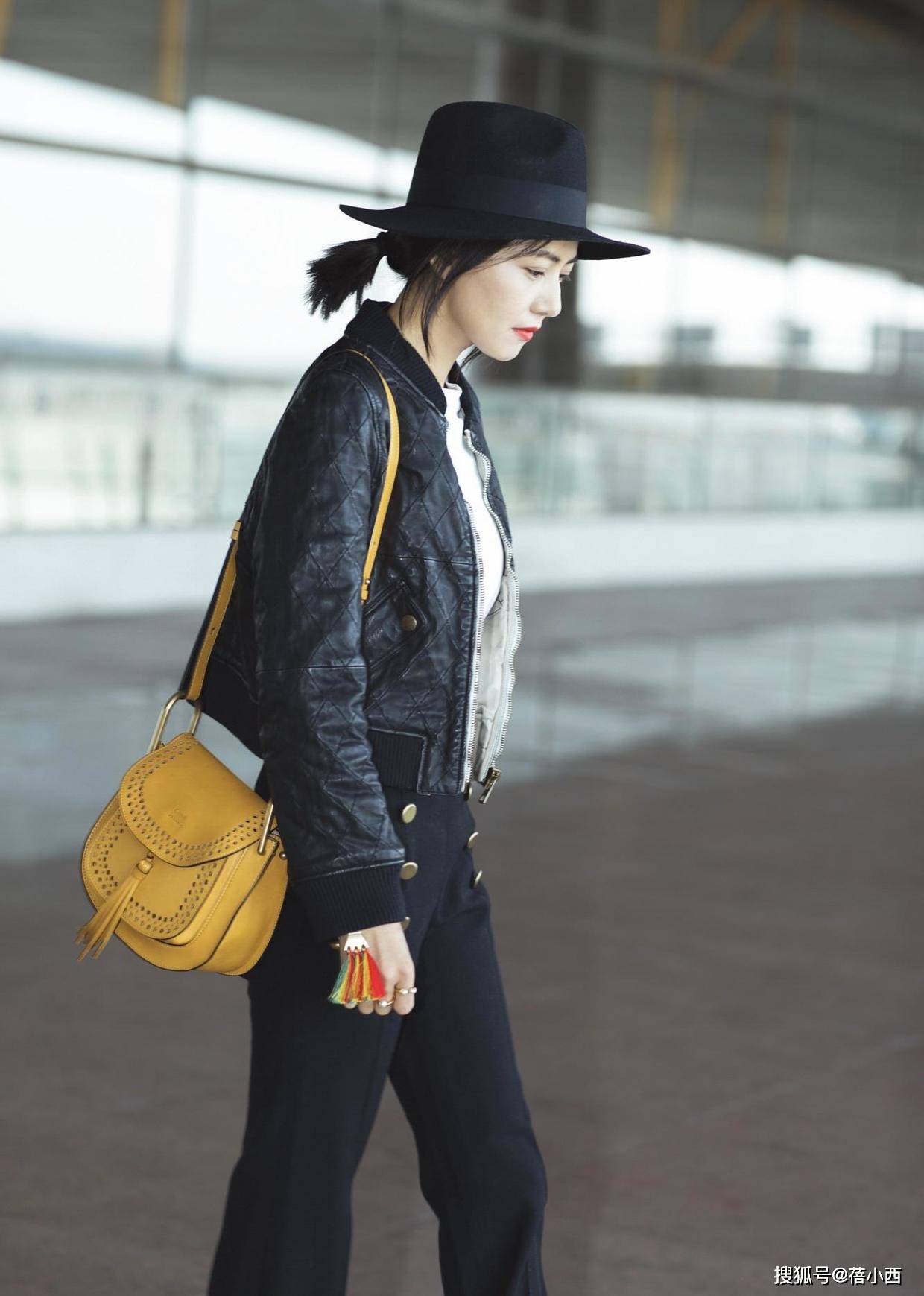 套装 “国民女神”高圆圆又换新风格，穿卡其色工装风套装，气质无敌了