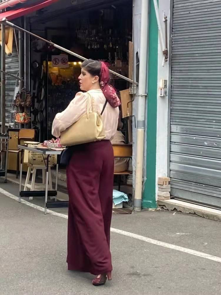 生活 这个秋季“巴黎街拍”赢了，简约自然又时尚，牛仔裤配球鞋一样美