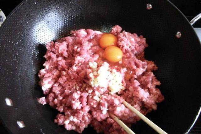 成小|馄饨别煮着吃,教你做成小生煎,好看又好吃,孩子每次一盘不够!