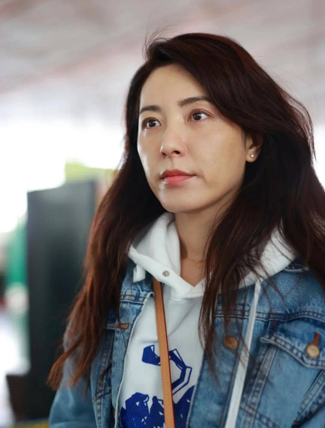 迪丽热巴路人镜头下的女明星：刘诗诗唐嫣法令纹明显，迪丽热巴童瑶身材好