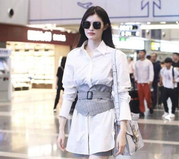 下半身 安以轩机场大秀身材，穿衬衫配超短裤又飒又性感，不像生俩娃的人