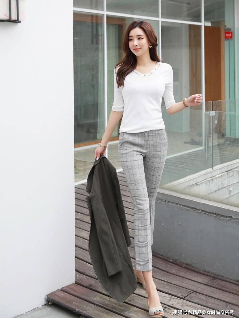 喇叭裤 简约的白色小衫，下搭灰色的格子裤，干练又不失女人味