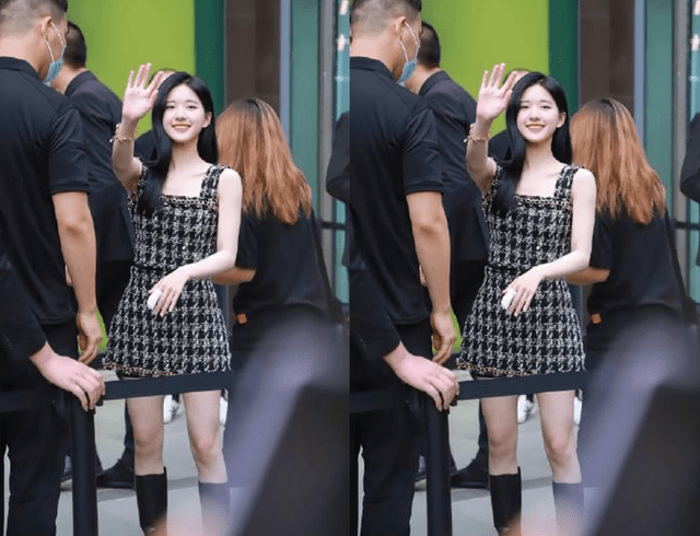 整体 “乖乖女”赵露思挑战成熟风，穿露背装气质高贵，又美又靓