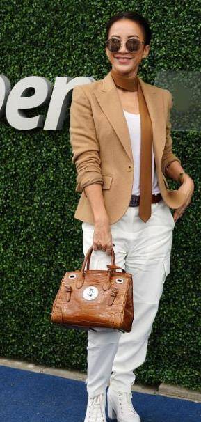 显得 李玟不愧是冻龄界的代表，留着短发显干练帅气，哪像快50岁的人了