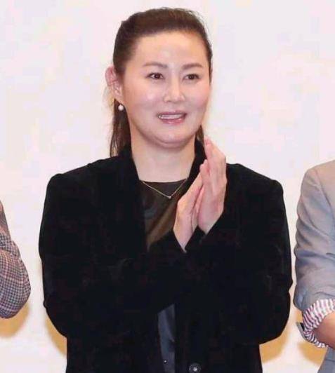 丝绸 48岁王思懿穿全身黑亮相，气质优雅温柔，即使胖了也很绝美