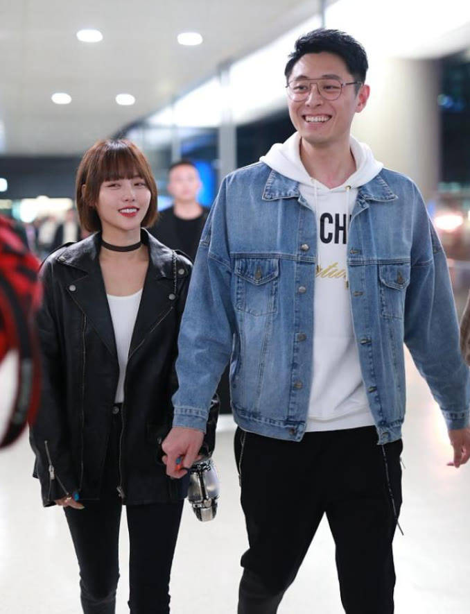 老公 张嘉倪穿上秋天第一件皮衣，剪学生头好乖，被老公牵着像邻家妹妹