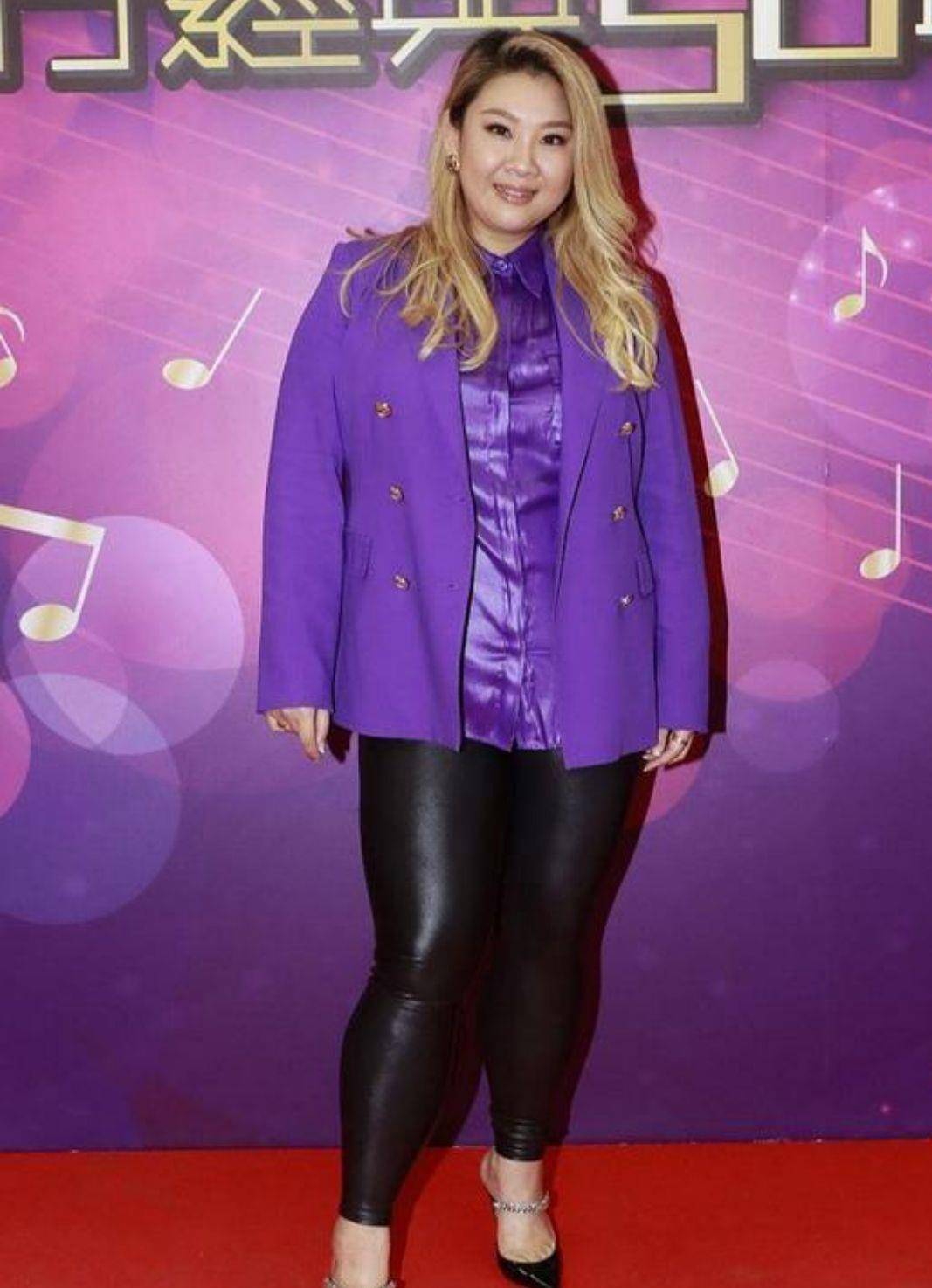 高跟鞋 郑欣宜无惧自己微胖身材，穿皮裤绷出肉感，身材越来越像妈妈当年