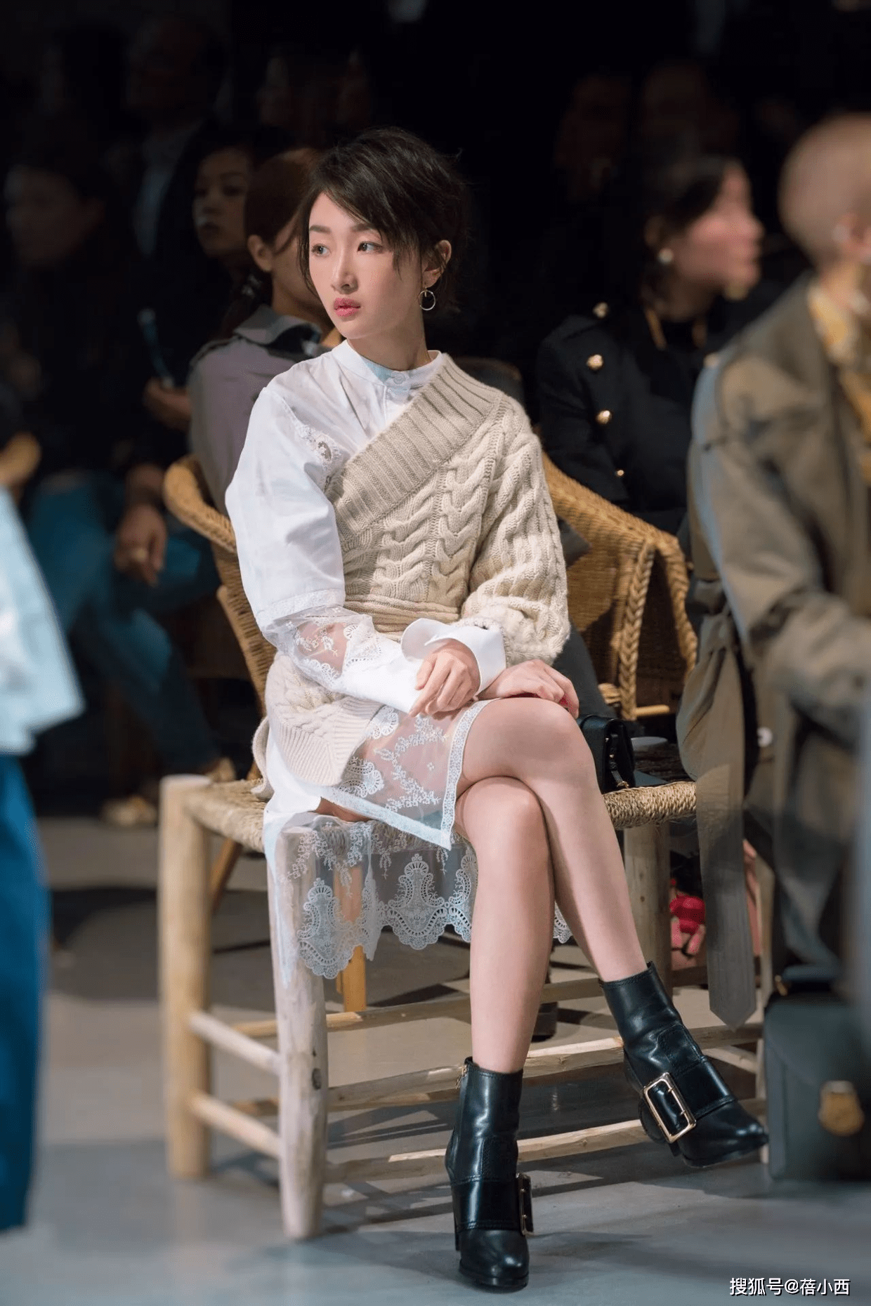 纸片人 周冬雨瘦成“纸片人”，穿挂脖连衣裙看着只有80斤，气质却很惊艳