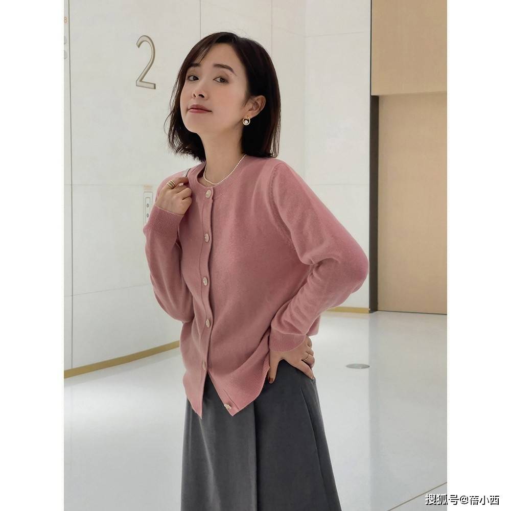 下装 皮肤黄、黑的女生，秋季选择这5种颜色的衣服，提亮肤色很简单