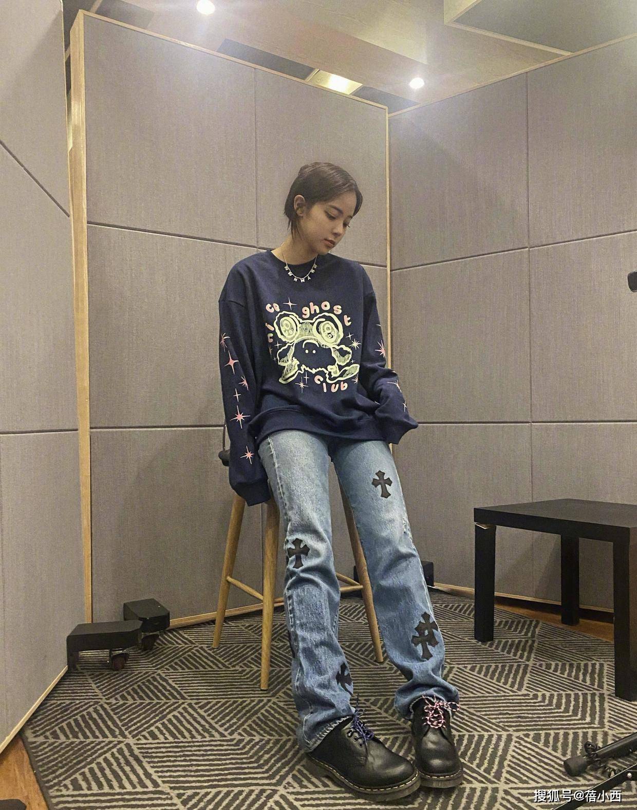 视觉 欧阳娜娜打破传统风格，“吊带+背带”搭配真时髦，这样穿更洋气