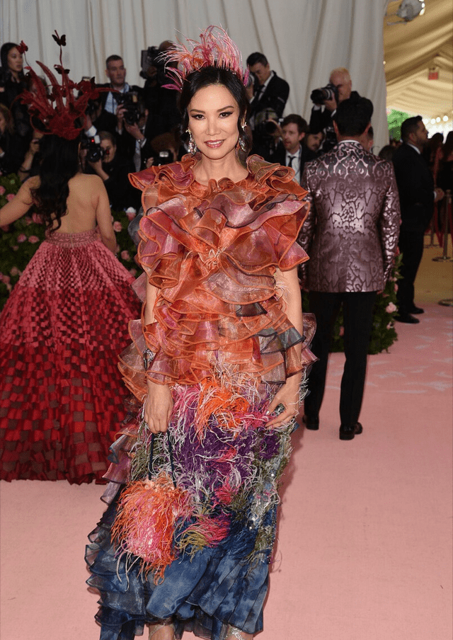 颜色 邓文迪的气质真挺好，花裙子一般人很难驾驭，女王风范挺强