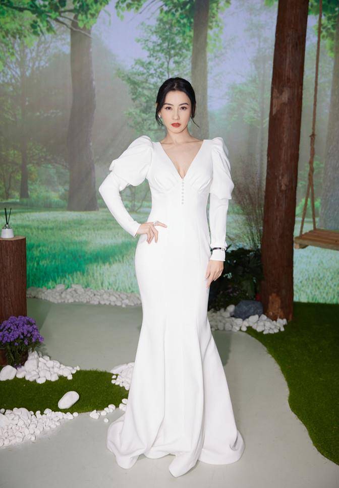 秋千 张柏芝浴缸拍片,穿白色礼服裙坐秋千蜂腰抢镜,41岁单身真是可惜