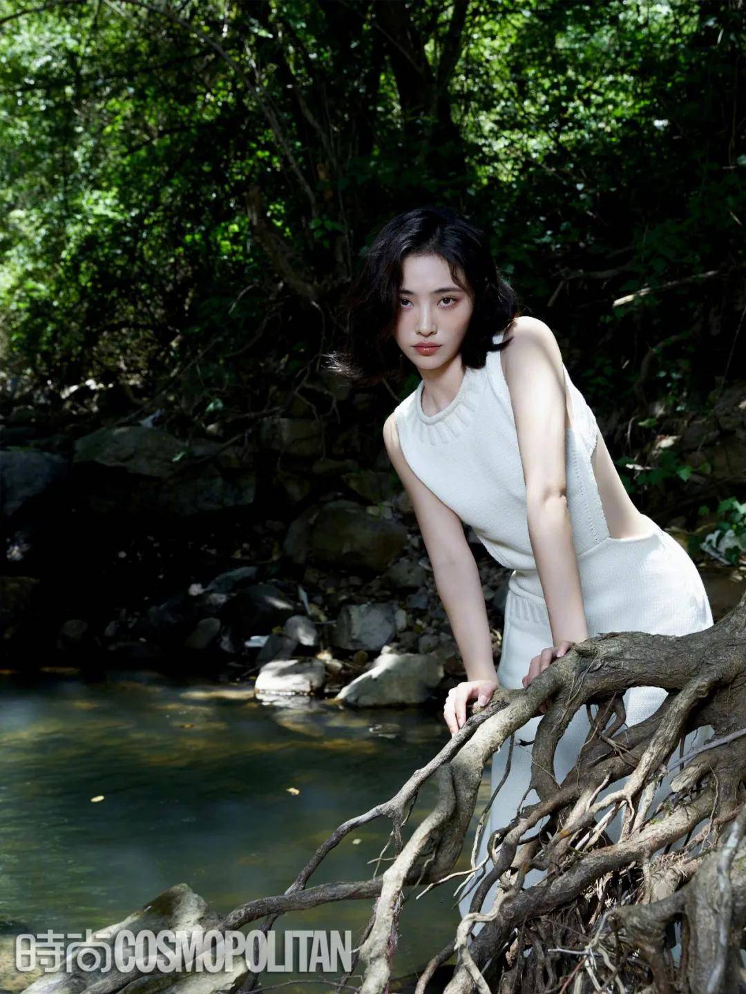 白女士 秋天换季穿啥？网友：女明星都钟爱的针织单品是时候安排了！