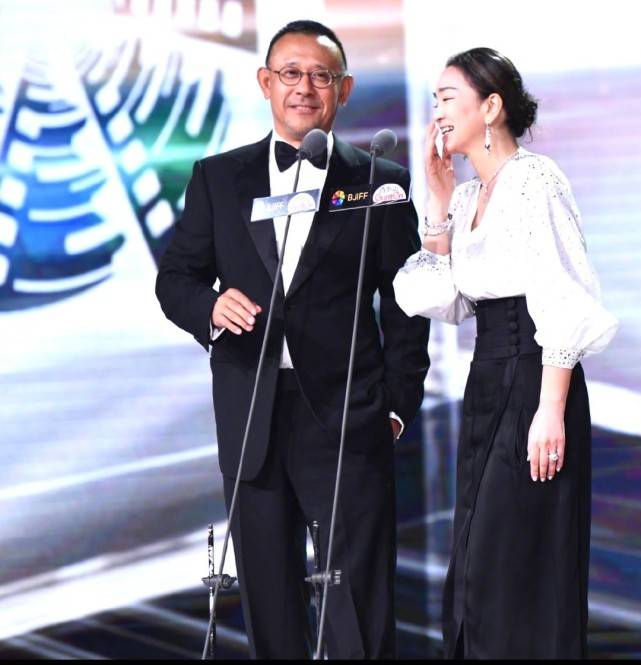 大顶 两大顶流世纪大同框！巩俐出场再现戛纳封神造型，姜文气场被秒杀