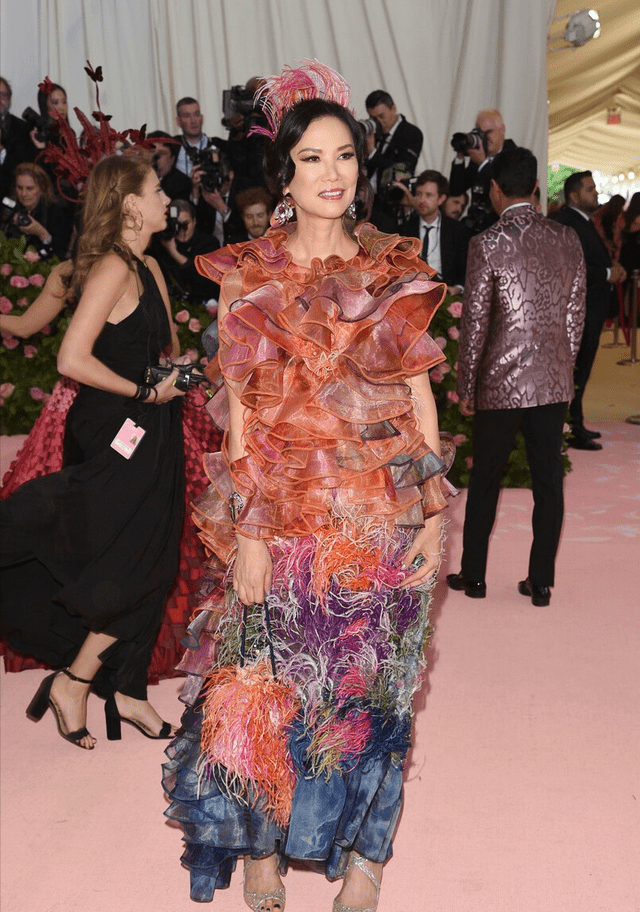 颜色 邓文迪的气质真挺好，花裙子一般人很难驾驭，女王风范挺强