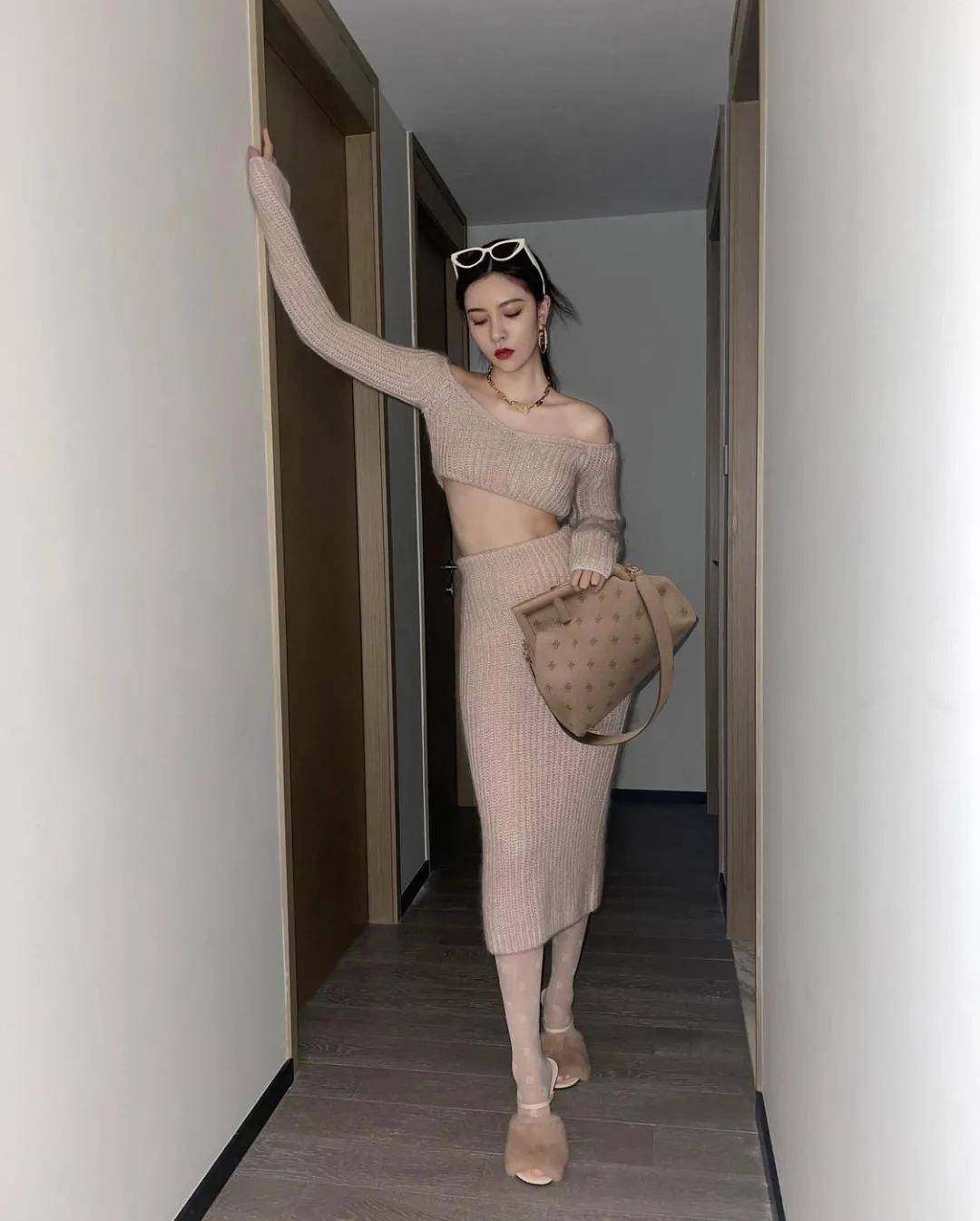 白女士 秋天换季穿啥？网友：女明星都钟爱的针织单品是时候安排了！