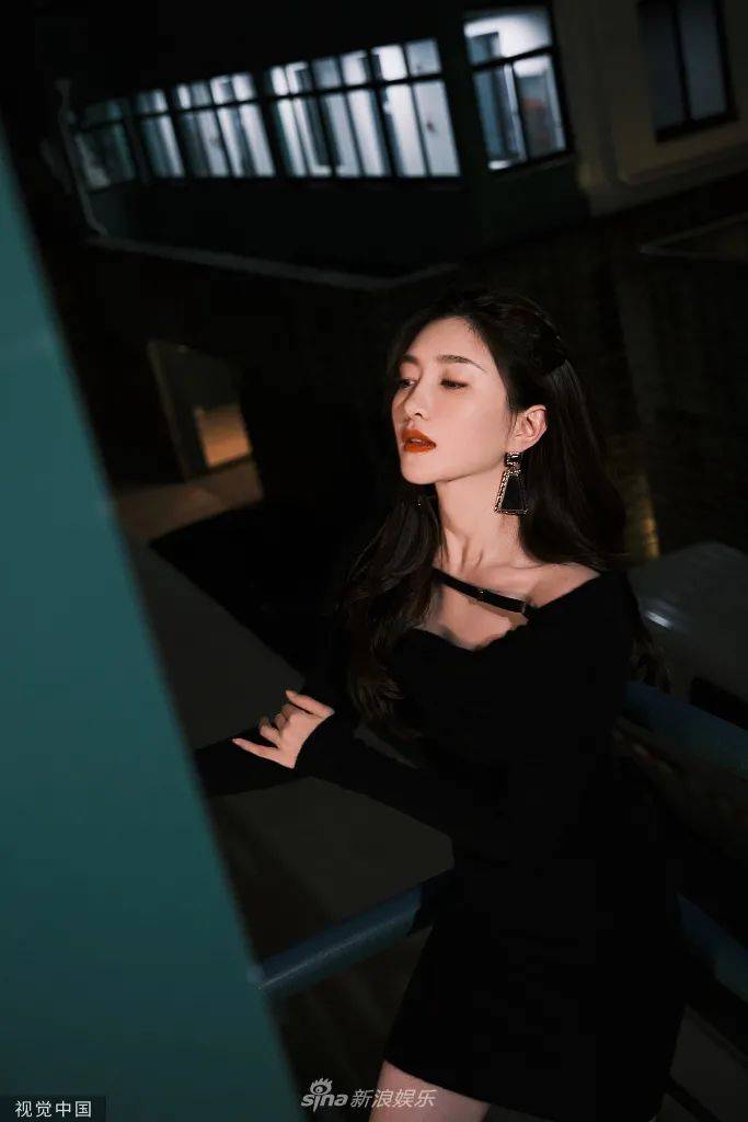 短裙 江疏影穿紧身黑裙秀锁骨！雪肤玉貌大长腿太性感撩人