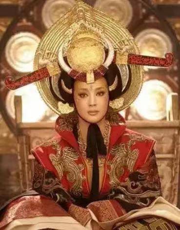 发型这是得罪造型师了吧，颜值再高，也经不起这么糟蹋？