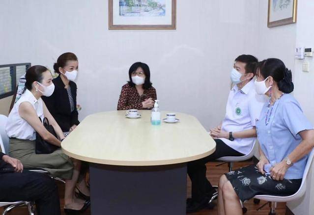 曲线 泰国华裔富婆身价10亿，笑脸生图酷似董洁，泰王见了也为之动容