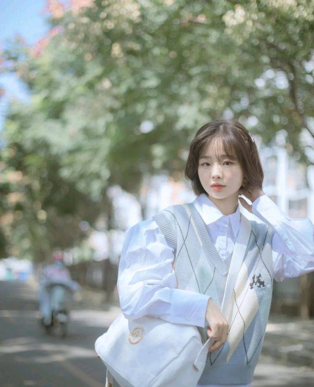 服装 针织衫马甲叠穿衬衫,也可以穿出耀眼夺目的感觉,时尚就这么简单